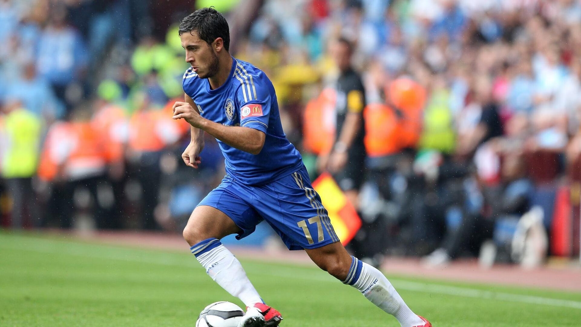 -沃尔夫斯堡中场组织能力受到称赞，成为球队关键先生，沃尔夫斯堡队主客场球衣