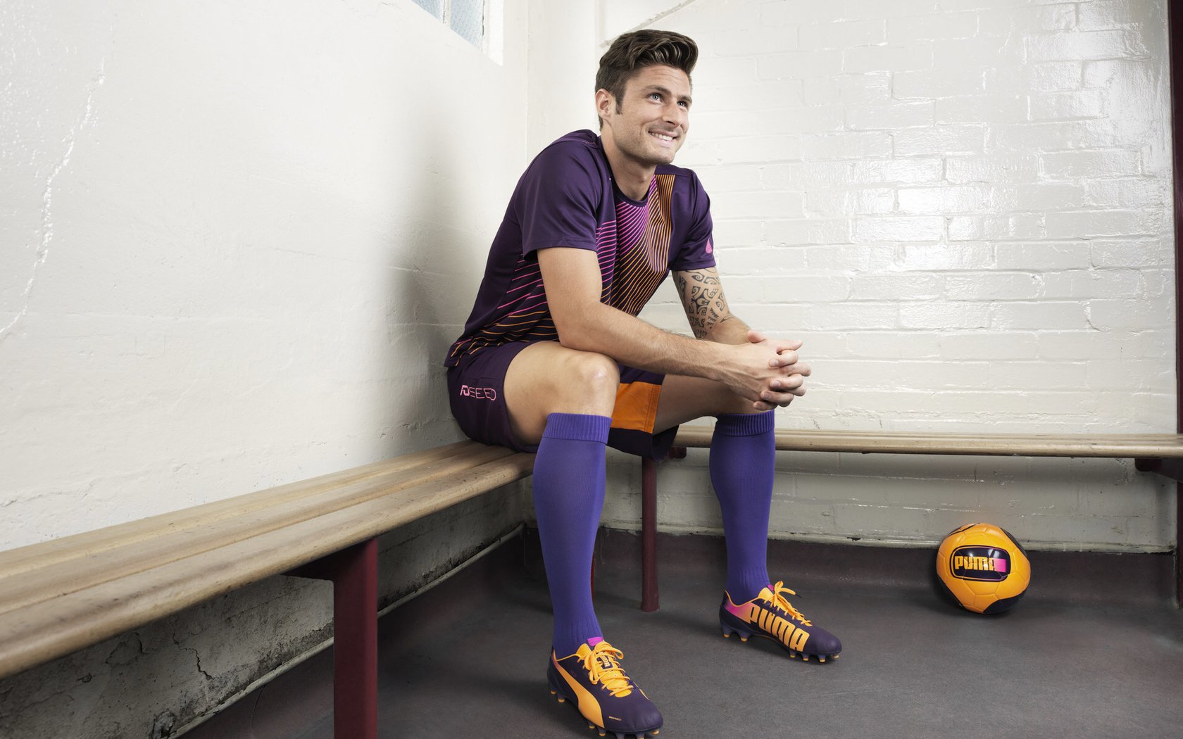 开云体育在线-湖人新援首秀惊艳,八村塁砍下两双表现抢眼,湖人第八